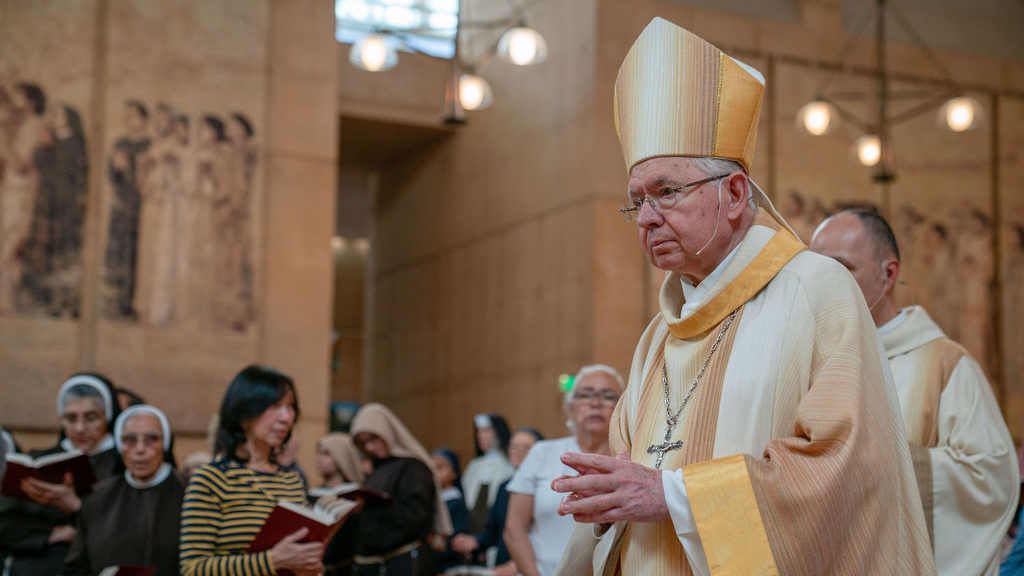 El arzobispo Gómez entra en la Catedral de Nuestra Señora de los Ángeles al comienzo de la misa y la hora santa por la paz, el 4 de febrero. (John Rueda)
