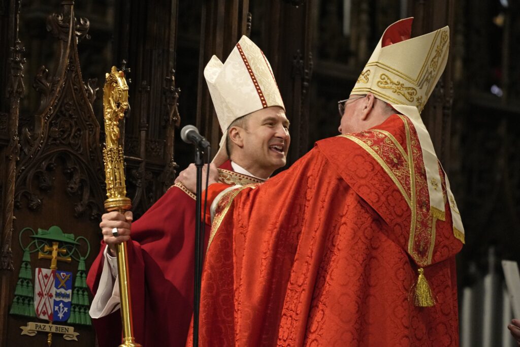 El arzobispo Ronald A. Hicks sonríe después de que su predecesor, el cardenal Timothy M. Dolan, arzobispo emérito de Nueva York, lo acompañara a la cátedra durante su Misa de toma de posesión en la catedral de San Patricio de Nueva York, el 6 de febrero de 2026. (Foto OSV News/Gregory A. Shemitz)