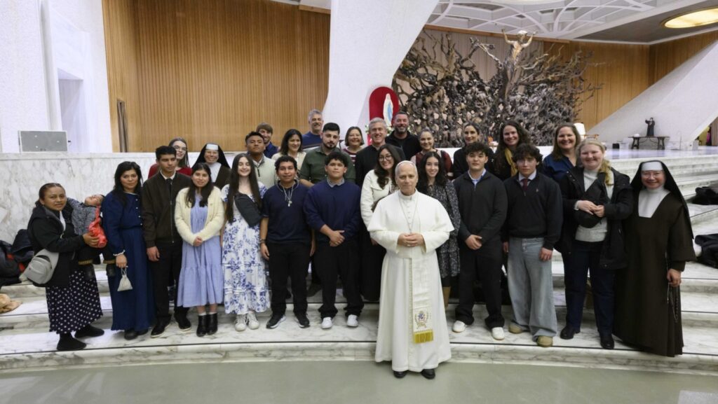 La clase de último año de Holy Innocents School en Long Beach, California, posa con el Papa León XIV y otros miembros de su grupo tras la audiencia general del pontífice en el Aula Pablo VI del Vaticano el 11 de febrero de 2026. El grupo escolar se reunió con el Papa León menos de dos semanas después de que su escuela fuera vandalizada y profanada el 2 de febrero. (Foto OSV News/Vatican Media vía CPP)