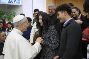 Sophia Gutierrez, al centro, estudiante de último año de Holy Innocents School en Long Beach, California, reacciona tras conocer al Papa León XIV después de la audiencia general en el Aula Pablo VI el 11 de febrero de 2026. El grupo escolar se reunió con el Papa menos de dos semanas después de que su escuela fuera vandalizada y profanada el 2 de febrero. (Foto OSV News/Vatican Media vía CPP)