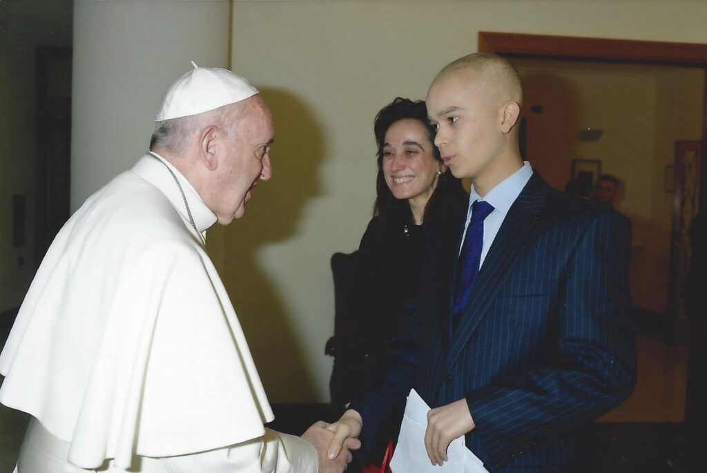 Pedro Ballester y su madre, Esperanza Arenas Arguelles, se reúnen con el papa Francisco en Santa Marta, en la Ciudad del Vaticano, en noviembre de 2015. Ballester, originario de Manchester, Inglaterra, falleció tras luchar contra el cáncer en 2018, a los 21 años. Actualmente se está llevando a cabo una investigación diocesana sobre su vida, un trabajo preparatorio que podría conducir finalmente a la apertura de una causa formal de canonización. (Foto de OSV News/cortesía de Pedro Ballester Sr.)