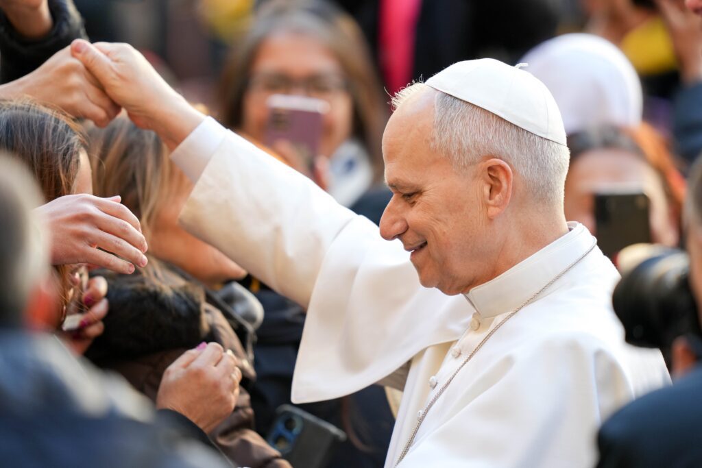 El papa León XIV saluda a los fieles durante su visita pastoral a la Basílica del Sagrado Corazón de Jesús, en el centro de Roma, el 22 de febrero de 2026. (Foto CNS/Lola Gómez)