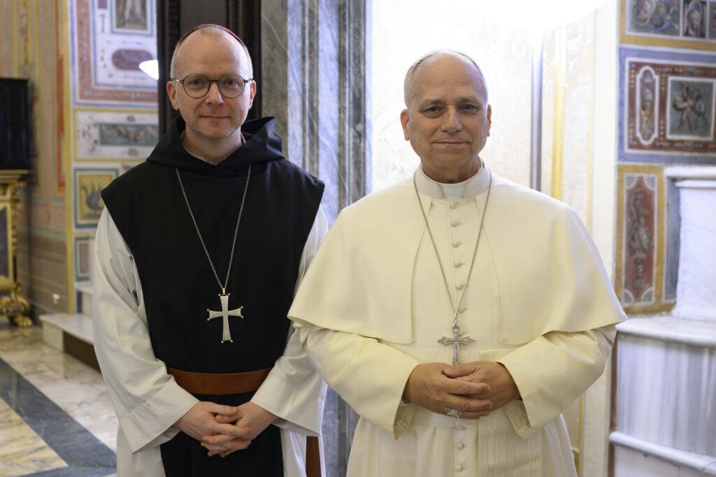 El papa León XIV posa con el obispo Erik Varden de Trondheim durante el retiro anual de Cuaresma de la Curia Romana en la Capilla Paulina del Vaticano, el 22 de febrero de 2026. El obispo noruego fue elegido por el papa León para predicar en el retiro de Cuaresma, que se celebra del 22 al 27 de febrero, y reflexionará sobre el tema «Iluminados por una gloria oculta». (Foto de OSV News/Simone Risoluti, Vatican Media)