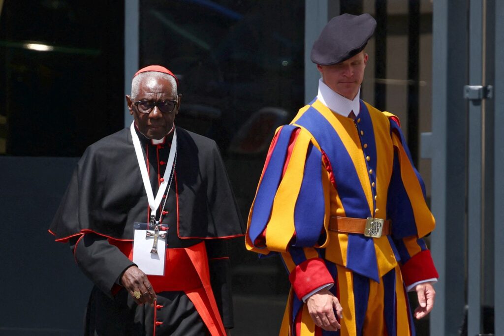 El cardenal guineano Robert Sarah, prefecto emérito del Dicasterio para el Culto Divino y la Disciplina de los Sacramentos, se marcha tras asistir a una reunión de la congregación general en el Vaticano el 2 de mayo de 2025. (Foto de OSV News/Guglielmo Mangiapane, Reuters)