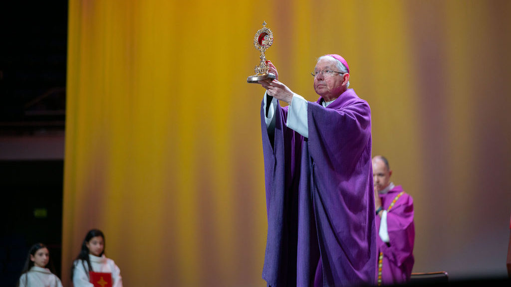 El arzobispo Gómez sostiene una reliquia de San Carlo Acutis en la misa de clausura del Congreso de Educación Religiosa el 22 de febrero. (John Rueda)