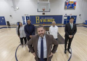 Partidarios del crecimiento de St. Bernard incluyen, de izquierda a derecha: la directora de Admisiones Erin Thompkins, el director Austin Jackson, el presidente Casey Yeazel, Mike Flores, exalumno de la generación de 1969, y el superintendente de Escuelas Católicas de Los Ángeles, Paul Escala. (Juanito Holandez Jr.)