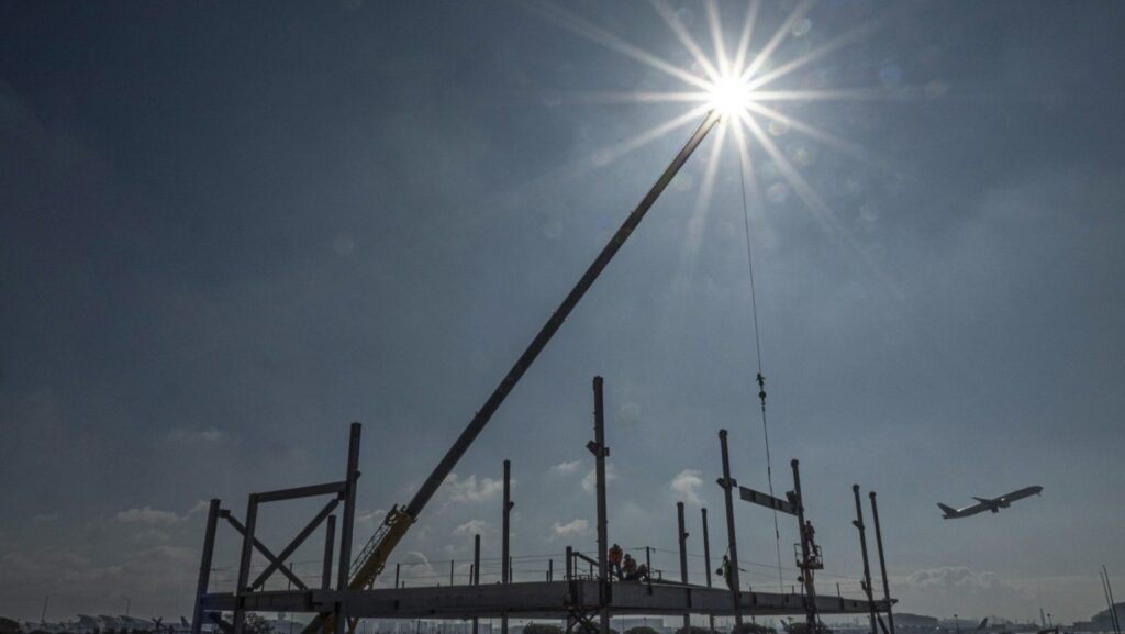 St. Bernard College Preparatory, en Playa del Rey, cerca de LAX, tiene en marcha proyectos de construcción multimillonarios en un esfuerzo por aumentar la matrícula de la escuela. (Juanito Holandez Jr.)