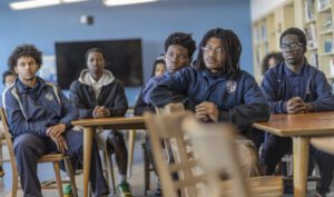 Estudiantes de St. Bernard escuchan a un orador mientras participan en el programa de mentoría G.O.H.T. (Greatest of His Time), diseñado para brindar a los jóvenes habilidades esenciales. (Juanito Holandez Jr.)