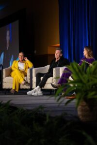 De izquierda a derecha: los panelistas Shirley Torres, Brian Grazer y Veronica Grazer en el Almuerzo de Liderazgo Ético 2026. (Peter Lobato)