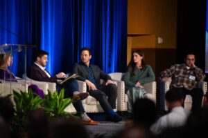 El moderador Alessandro DiSanto, de Hallow (izquierda), junto a los panelistas Chris Pratt, Katherine Schwarzenegger Pratt y Fabian Debora, de Homeboy Industries, durante el Almuerzo de Liderazgo Ético el 28 de enero de 2026. (Peter Lobato)