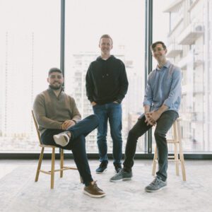 DiSanto, a la izquierda, con los cofundadores de la aplicación Hallow Alex Jones y Erich Kerekes en una foto sin fecha. (Cortesía de Hallow)