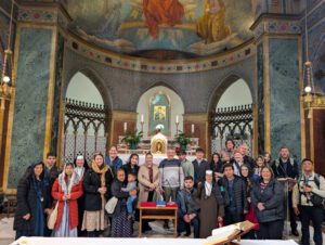 El grupo de peregrinos de Holy Innocents posa frente al ícono de Nuestra Señora del Perpetuo Socorro en la iglesia de San Alfonso en Roma. (Kiernan Fiore)