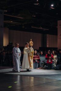 El obispo auxiliar Marc Trudeau celebra la Misa matutina para estudiantes de secundaria durante el Youth Day del Congreso de Educación Religiosa el 19 de febrero. (Peter Lobato)