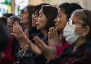Más de 1,500 católicos filipinos llenaron Holy Family Church para la Misa, sin espacio para sentarse, de bienvenida a la nueva réplica del Nazareno Negro en Artesia. (Juanito Holandez Jr.)