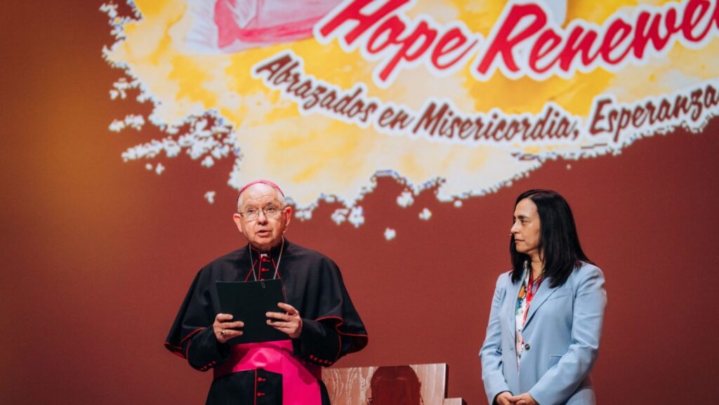 El arzobispo José H. Gomez y la hermana Rosalia Meza, VDMF, directora sénior de la Oficina de Educación Religiosa, hablan durante la apertura del RECongress 2026 de la Arquidiócesis de Los Ángeles el 20 de febrero.(Isabel Cacho)