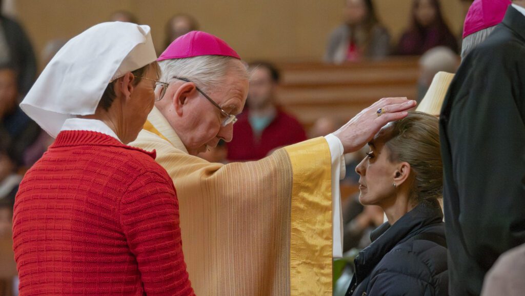El arzobispo José H. Gomez unge la frente de un asistente durante la Misa anual del Día Mundial del Enfermo en la Catedral de Nuestra Señora de los Ángeles el 7 de febrero. (Juanito Holandez Jr.)