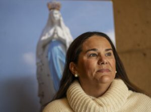 Darby Woods, reconocida agente inmobiliaria que perdió su hogar durante el incendio de Palisades, asiste a la Misa del Día Mundial del Enfermo en la Catedral de Nuestra Señora de los Ángeles el 7 de febrero. Woods, quien ayudó a dirigir el rosario antes de la Misa, también asiste a otros sobrevivientes del incendio a encontrar nueva vivienda. (Juanito Holandez Jr.)