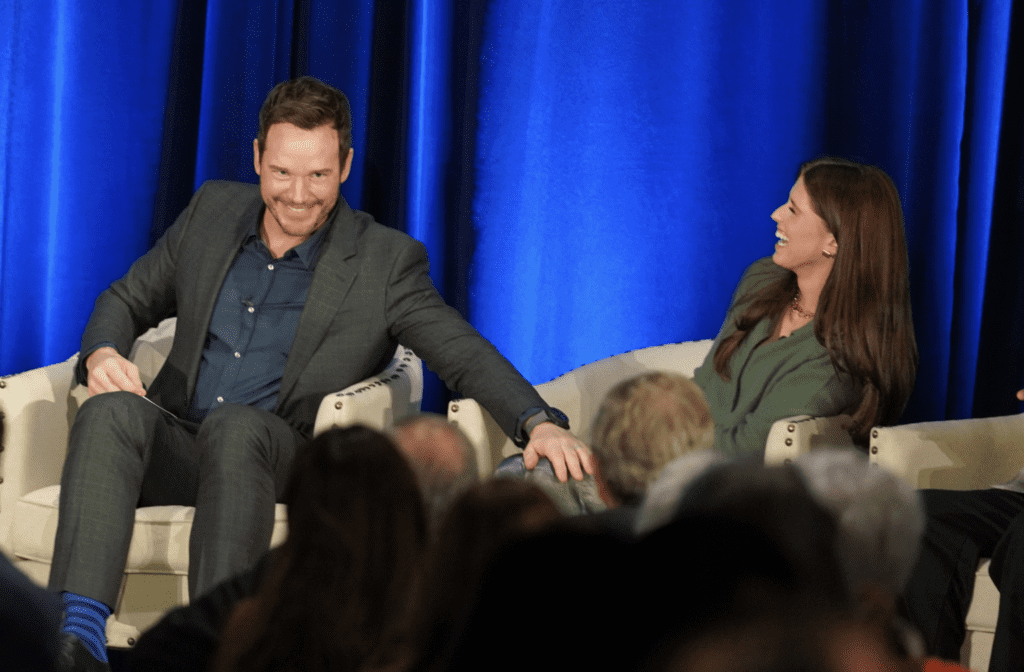 Los panelistas Chris Pratt y su esposa Katherine Schwarzenegger Pratt comparten una risa durante el Almuerzo de Liderazgo Ético 2026 en la Catedral de Nuestra Señora de los Ángeles el 28 de enero. (Peter Lobato)