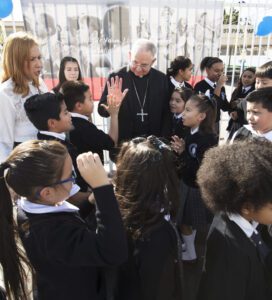 El arzobispo José H. Gómez con estudiantes en la escuela St. Paul en Mid-City durante la Semana de las Escuelas Católicas en enero de 2018. (Victor Alemán)