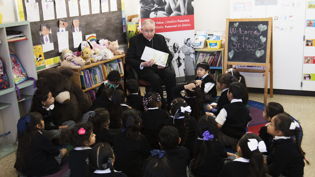 El arzobispo José H. Gómez con estudiantes en la escuela St. Paul en Mid-City durante la Semana de las Escuelas Católicas en enero de 2018. (Victor Alemán)