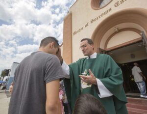 California priest named auxiliary bishop for Los Angeles Archdiocese | Angelus en Español En la imagen, el entonces monseñor Joseph V. Brennan imparte una bendición frente a la iglesia de Nuestra Señora de los Dolores el 19 de julio de 2015. (John Rueda)