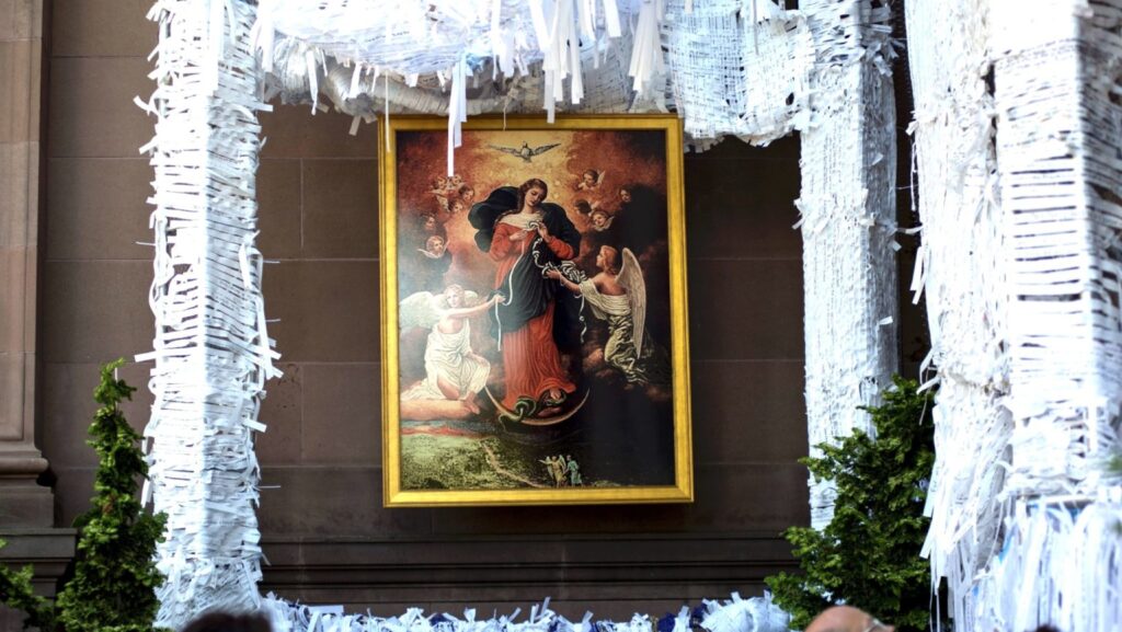 Una pintura de María Desatanudos cuelga dentro de la “Gruta de los Nudos” en la Basílica Catedral de los Santos Pedro y Pablo en Filadelfia durante el Encuentro Mundial de las Familias. El proyecto invita a los visitantes a escribir sus intenciones de oración en tiras blancas y atarlas a la estructura. (CNS/Carley Mossbrook)