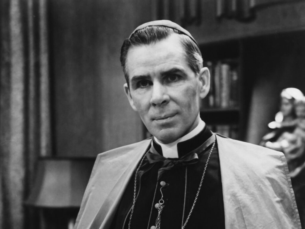El venerable Fulton J. Sheen, que aparece en una fotografía sin fecha, es recordado como uno de los evangelistas más influyentes e innovadores de la historia de Estados Unidos. El arzobispo Sheen, al que en su día se le denominó «el micrófono de Dios», difundió la verdad de Dios de una manera no conflictiva, pero no por ello menos vivificante, a millones de personas a través de la radio, la prensa escrita y la televisión. (Foto de archivo de OSV News)