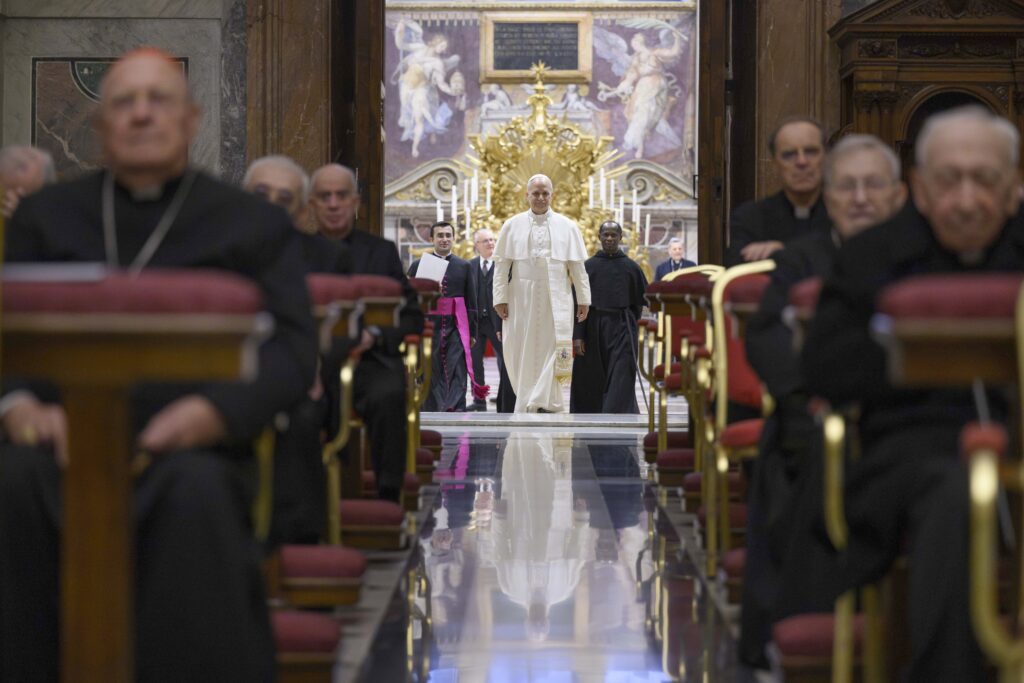 El papa León XIV llega al último día del retiro anual de Cuaresma de la Curia Romana en la Capilla Paulina del Vaticano, el 27 de febrero de 2026. El papa León eligió al obispo noruego Erik Varden, de Trondheim, para predicar en el retiro de Cuaresma, celebrado del 22 al 27 de febrero, que reflexionó sobre el tema «Iluminados por una gloria oculta». (Foto de OSV News/Simone Risoluti, Vatican Media)