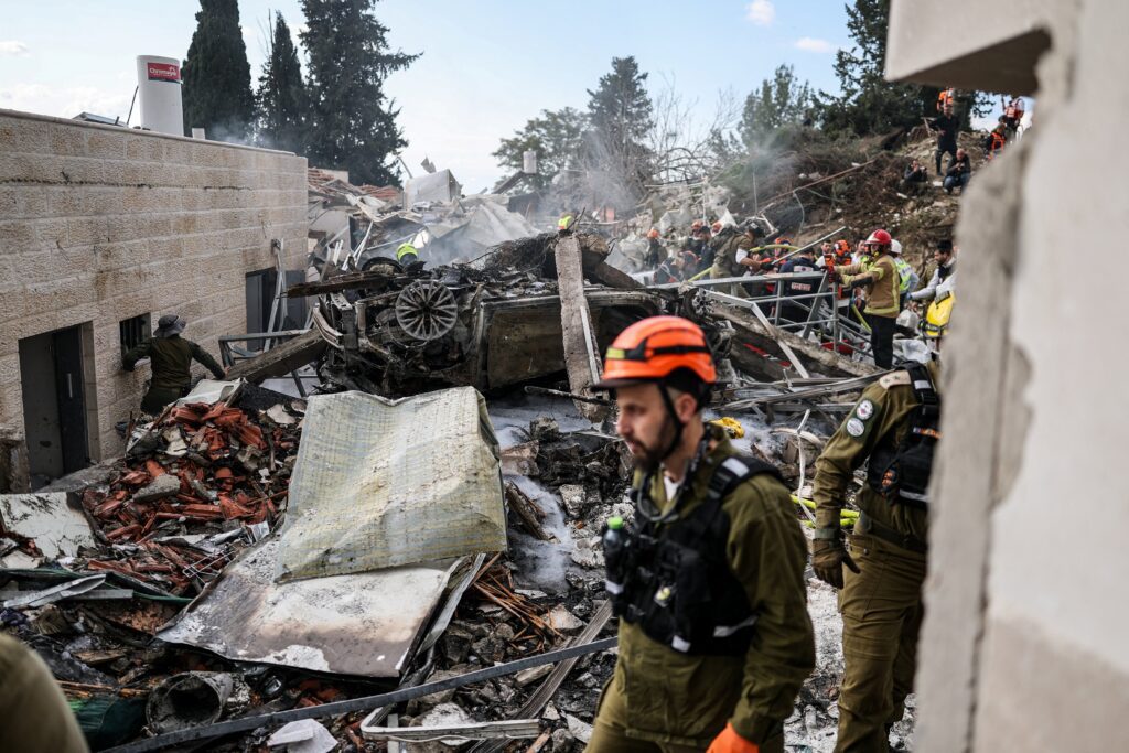 Personal de emergencia trabaja en el lugar de un ataque iraní, después de que Irán lanzara una serie de misiles tras los ataques de Estados Unidos e Israel el 28 de febrero de 2026, en Beit Shemesh, Israel, el 1 de marzo. (Foto de OSV News/Ammar Awad, Reuters)