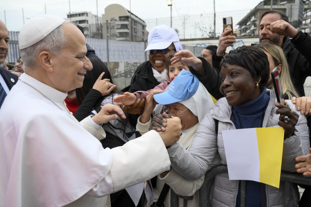 El papa León XIV saluda a unas mujeres durante una visita pastoral a la iglesia de la Ascensión de Nuestro Señor Jesucristo, en el barrio obrero de Quarticciolo, en Roma, el 1 de marzo de 2026. (Foto CNS/Vatican Media)