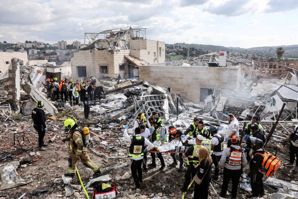 Equipos de respuesta a emergencias acuden al lugar de un ataque mortal iraní en Beit Shemesh, Israel, el 1 de marzo de 2026, después de que Irán lanzara una serie de misiles tras los ataques de Estados Unidos e Israel. (Foto de OSV News/Itay Cohen, Reuters)