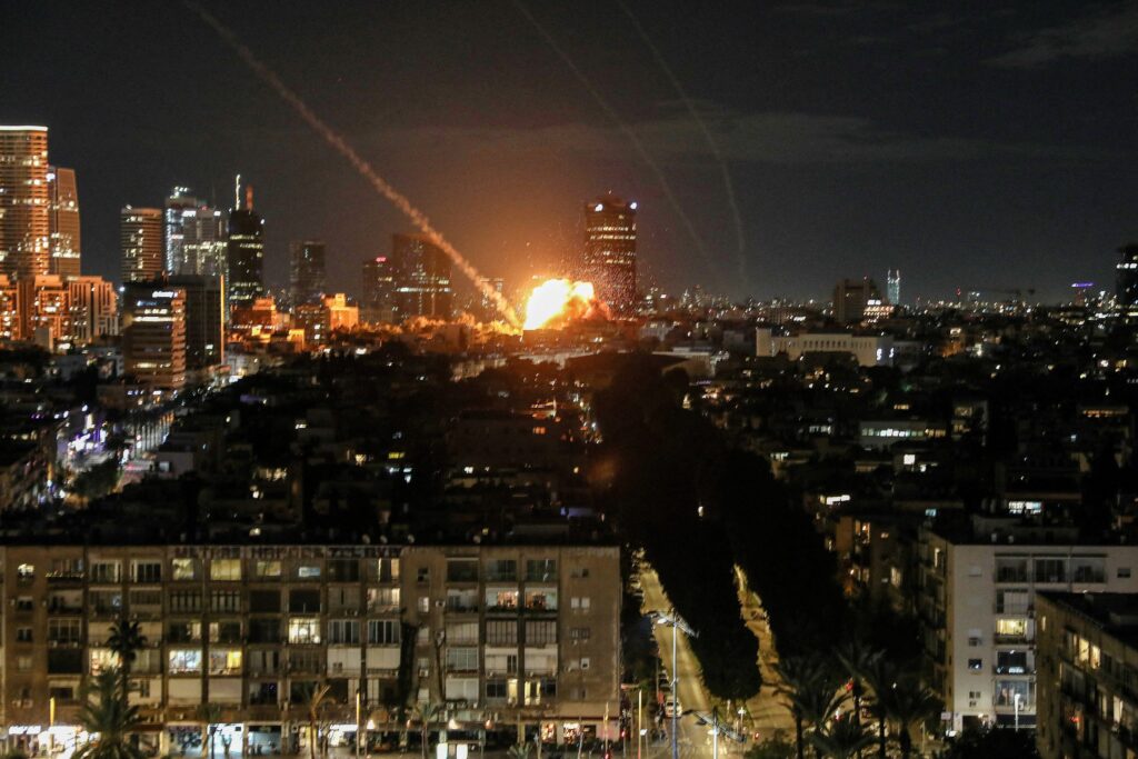 Una explosión causada por el impacto de un proyectil después de que Irán lanzara misiles contra Israel, tras los ataques de Israel y Estados Unidos contra Irán, en Tel Aviv, Israel, el 28 de febrero de 2026. (Foto de OSV News/Gideon Markowicz, Reuters)