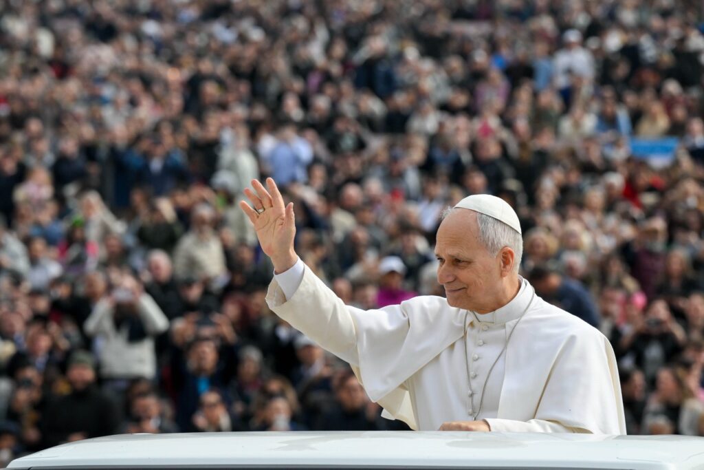 El Papa León XIV saluda a la multitud antes de dirigir su audiencia general en la Plaza de San Pedro del Vaticano el 4 de marzo de 2026. (Foto CNS/Vatican Media)