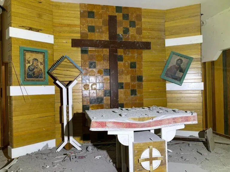 Se observan daños en el interior de la capilla de un complejo residencial católico caldeo en Ankawa, a las afueras de Irbil, Irak, tras un ataque con drones explosivos el 4 de marzo de 2026. La explosión destruyó parte de la capilla, pero no causó heridos; la mayoría de los residentes habían evacuado el complejo construido por los Caballeros de Colón días antes por motivos de seguridad. El arzobispo Bashar M. Warda, de Irbil, dijo que el ataque ha reavivado los temores entre los cristianos locales, ya marcados por la violencia del pasado. (Foto de OSV News/cortesía de la Arquidiócesis de Irbil)