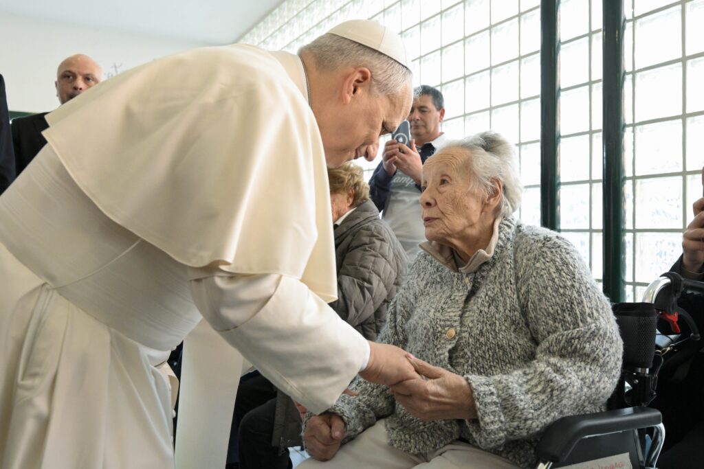 El Papa León XIV saluda a una anciana en silla de ruedas durante una visita parroquial a la Iglesia de Santa María de la Presentación en Roma, Italia, el 8 de marzo de 2026. (Foto CNS/Vatican Media)