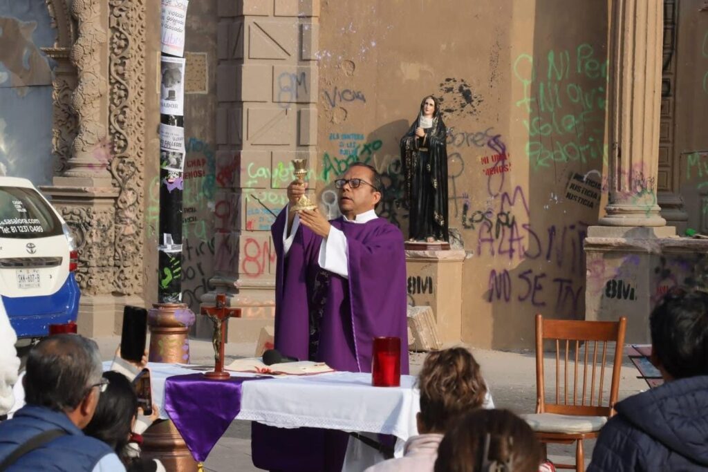 El padre Jorge Aurelio Ramírez Torres celebra el 9 de marzo de 2026 frente a la iglesia parroquial Sagrario Metropolitana, en la ciudad de San Luis Potosí, al centro-norte de México. La iglesia, construida en el siglo XVII y en proceso de restauración, fue vandalizada el 8 de marzo. En vídeos difundidos en las redes sociales se veían las puertas de la iglesia en llamas y el edificio posteriormente pintado con grafitis por mujeres que protestaban por el Día Internacional de la Mujer. (Foto de OSV News/cortesía de la parroquia Sagrario Metropolitana)