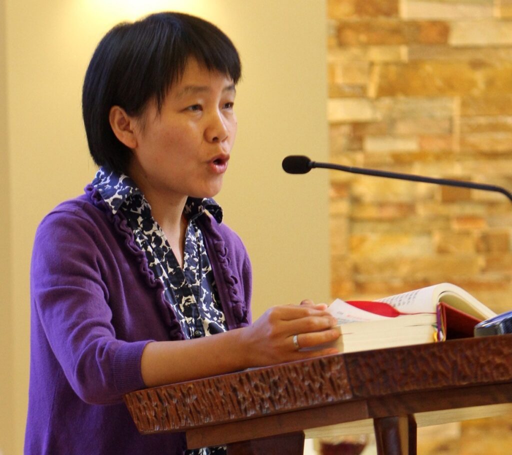 Una foto de archivo muestra a un lector leyendo durante una misa en una iglesia de Ronkonkoma, Nueva York. El 10 de marzo de 2026, el Vaticano publicó el informe final del grupo de estudio del sínodo que examina la participación de las mujeres en la Iglesia, en el que se pide ampliar el papel de las mujeres en el gobierno y el liderazgo de la Iglesia en funciones que no incluyan el ministerio ordenado. (Foto de OSV News/Gregory A. Shemitz)
