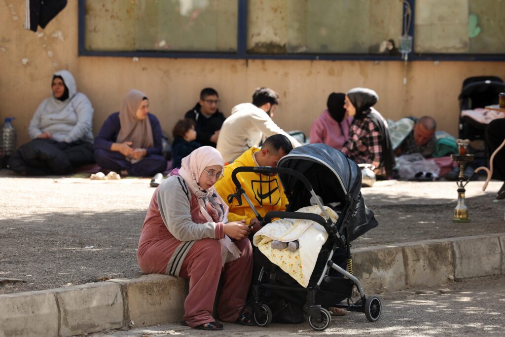 Personas desplazadas se refugian en el interior de una escuela en Sidón, Líbano, el 11 de marzo de 2026, tras una escalada entre Hezbolá e Israel en medio de la guerra entre Estados Unidos e Israel-Irán. (Foto OSV News/Aziz Taher, Reuters)