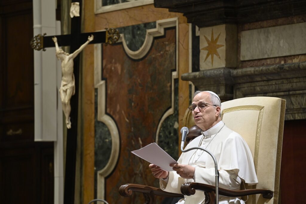 El papa León XVI se dirige, el 12 de marzo de 2026, en la Sala Clementina del Palacio Apostólico del Vaticano, a los participantes en la «Cattedra dell'Accoglienza», un evento cultural y educativo. Dirigiéndose al grupo una semana antes de la fiesta de San José, el 19 de marzo, el papa León reflexionó sobre el papel ejemplar del padre adoptivo de Jesús como tutor responsable de la Sagrada Familia. (OSV News/Matteo Pernaselci, Vatican Media)
