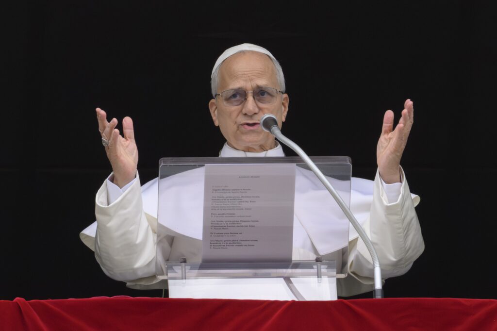 El Papa León XIV se dirige a los fieles reunidos para rezar el Ángelus en la Plaza de San Pedro, en el Vaticano, el 15 de marzo de 2026. (Foto CNS/Vatican Media)