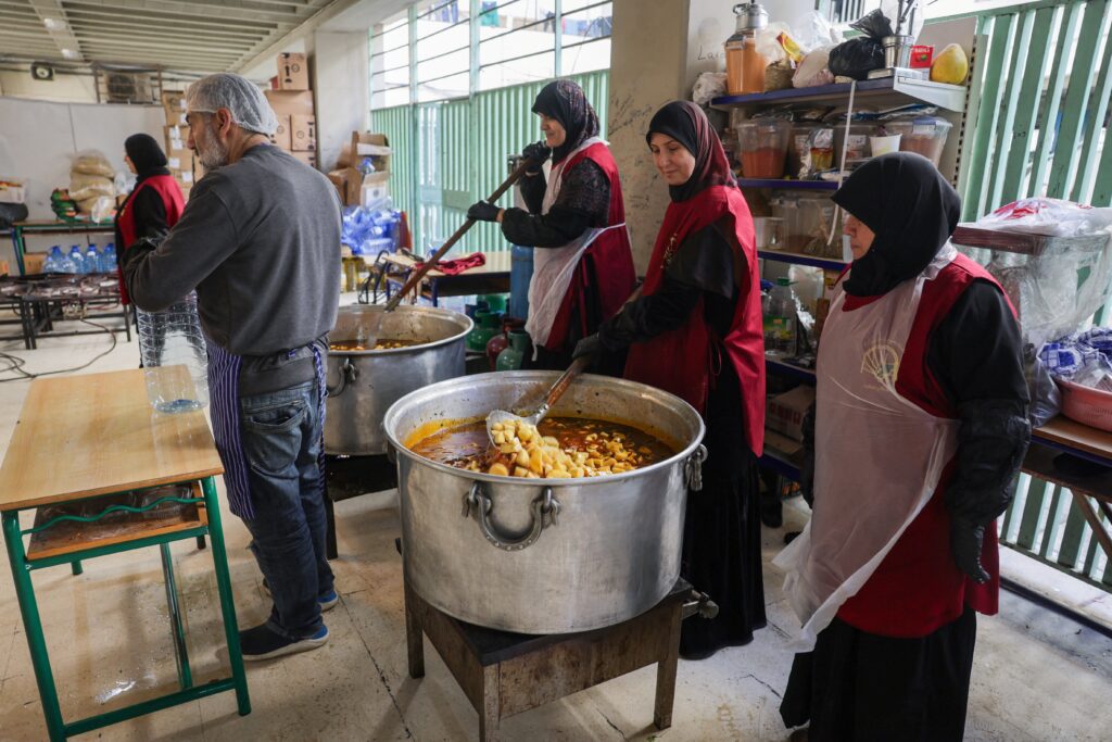 Unas personas cocinan en una escuela convertida en refugio para familias desplazadas en Beirut el 16 de marzo de 2026, tras la intensificación de los ataques aéreos entre Hezbolá e Israel, en medio de la guerra entre Estados Unidos e Israel contra Irán. (Foto de OSV News/Khalil Ashawi, Reuters)