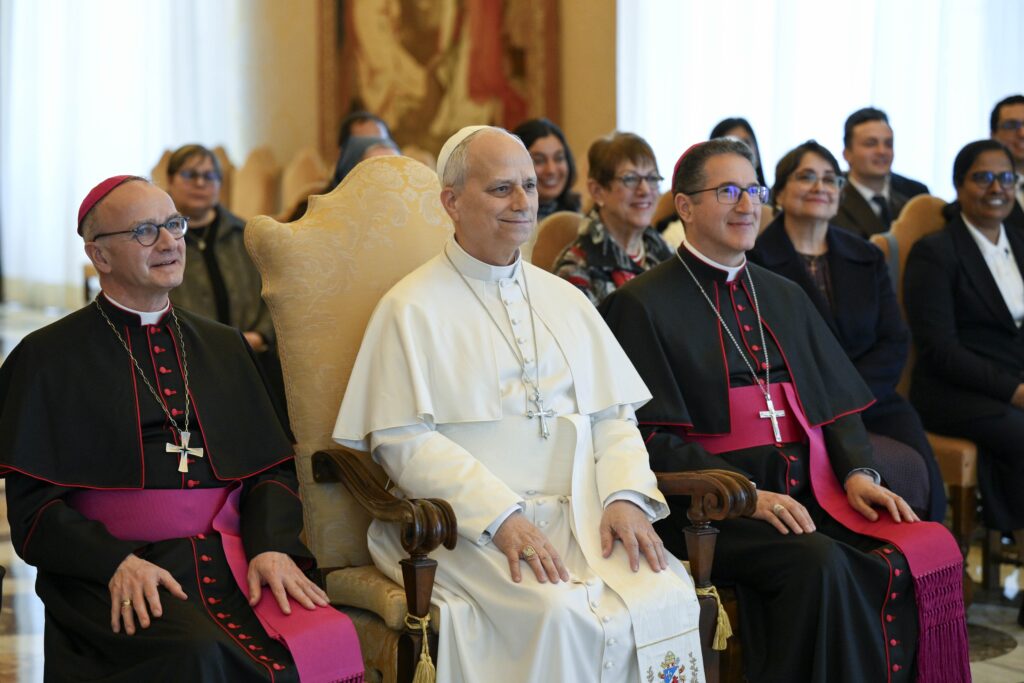 El papa León XVI escucha a un ponente durante una reunión con la Comisión Pontificia para la Protección de Menores en la Sala del Consistorio del Palacio Apostólico del Vaticano, el 16 de marzo de 2026. (Foto de OSV News/Elisabetta Trevisan, Vatican Media)