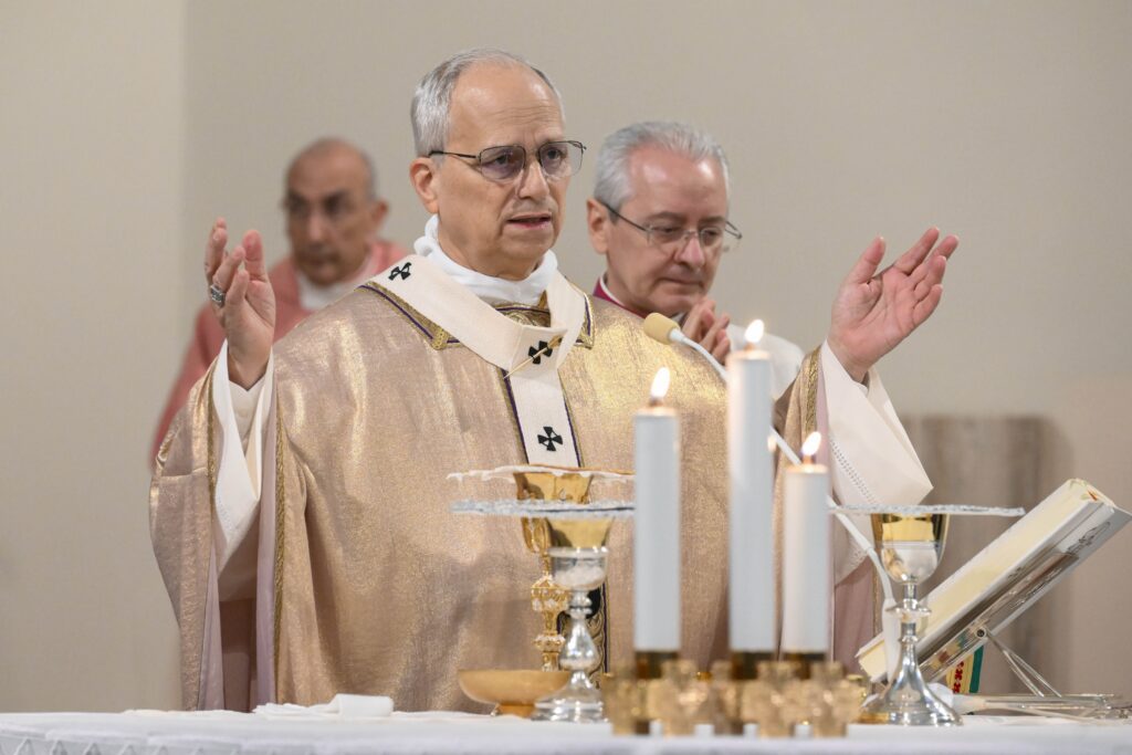 El Papa León XIV celebra la Misa durante una visita parroquial a la Iglesia del Sagrado Corazón de Jesús en Roma, Italia, el 15 de marzo de 2026, Domingo “Laetare”, el cuarto domingo de Cuaresma. (Foto CNS/Vatican Media)
