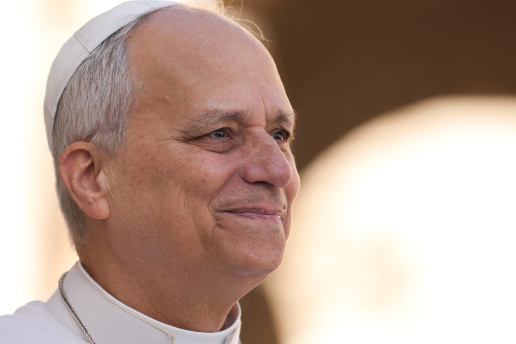 El Papa León XIV sonríe mientras saluda a los visitantes y peregrinos desde el papamóvil mientras recorre la Plaza de San Pedro en el Vaticano antes de su audiencia general el 18 de marzo de 2026. (Foto CNS/Lola Gómez)