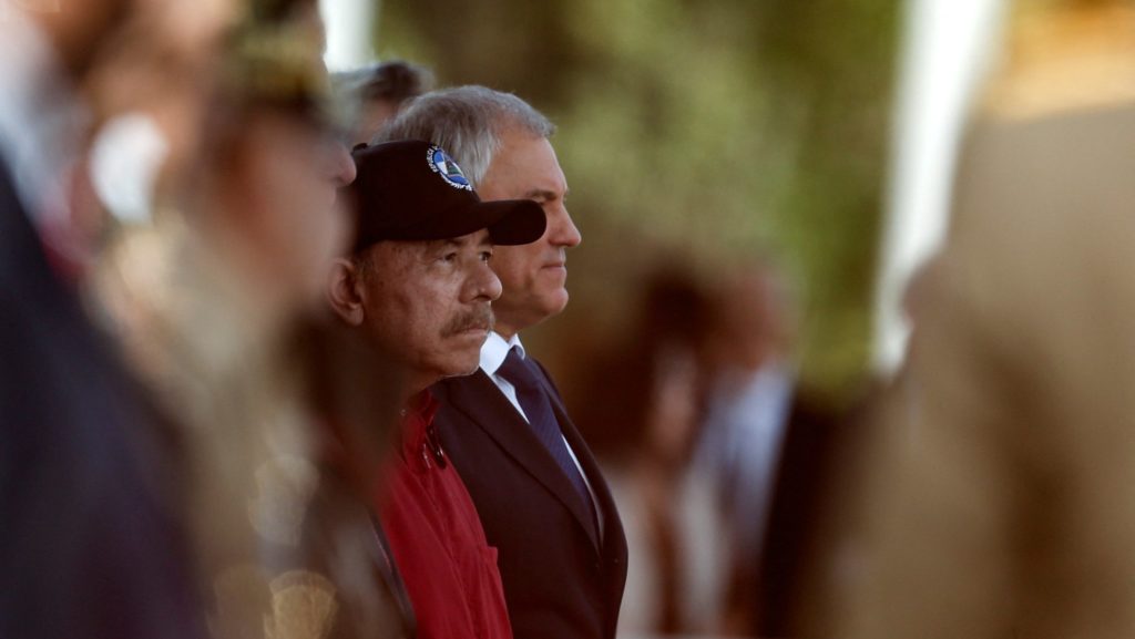 El presidente de Nicaragua, Daniel Ortega, aparece en Caracas, Venezuela, en una academia militar el 10 de enero de 2025, el día de la toma de posesión del presidente venezolano Nicolás Maduro para un tercer mandato de seis años. (Foto de OSV News/Leonardo Fernández Viloria, Reuters)