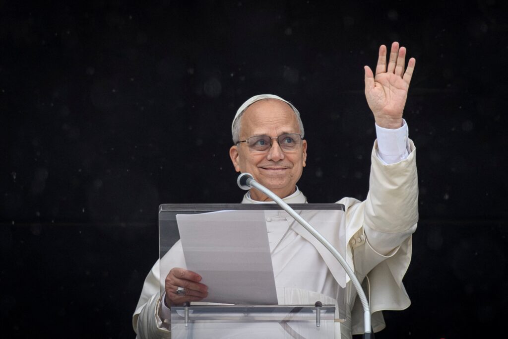 El Papa León XIV saluda a los peregrinos mientras dirige la oración del Ángelus desde una ventana del Palacio Apostólico, en el Vaticano, el 22 de marzo de 2026. (OSV News/ Vatican Media, Matteo Pernaselci vía Reuters)