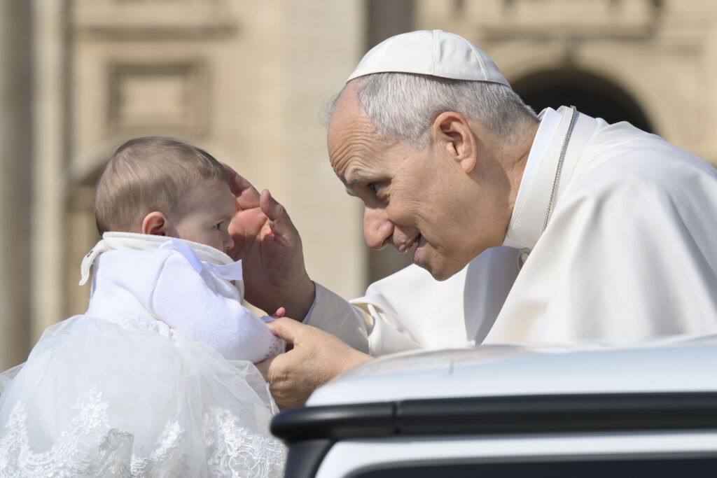 El Papa León XIV bendice a una bebé durante su audiencia general en la Plaza de San Pedro, en el Vaticano, el 25 de marzo de 2026. (Foto CNS/Vatican Media)
