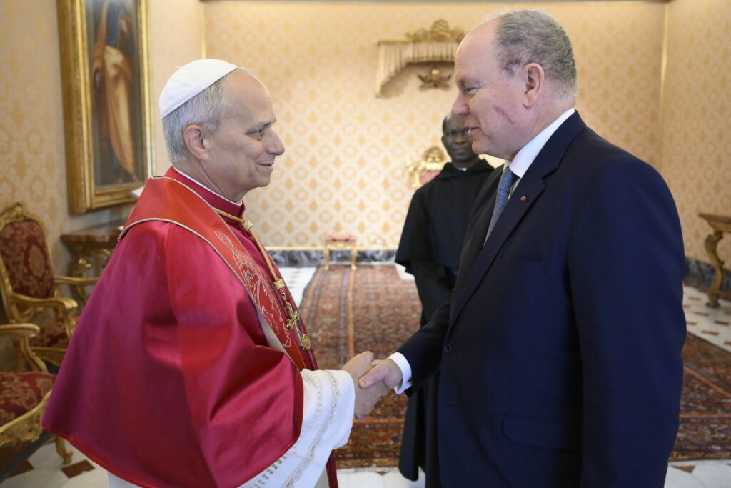 El Papa León XIV saluda al príncipe Alberto II de Mónaco en el Vaticano el 17 de enero de 2026. El papa León visitará Mónaco el 28 de marzo en un histórico viaje apostólico de un día. (Foto OSV News/Vatican Media)
