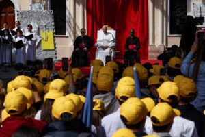 SPANISH POPE LEO MONACO VISIT | Angelus en Español El Papa León XIV preside un encuentro con jóvenes en el exterior de la iglesia de Santa Devota, como parte de una visita apostólica de un día a Mónaco, el 28 de marzo de 2026. Es el primer viaje internacional del Papa León en 2026 y el segundo de su pontificado. (Foto OSV News/Guglielmo Mangiapane, Reuters)