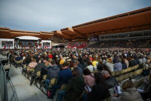 SPANISH POPE LEO MONACO VISIT | Angelus en Español Gente asiste a una Misa pública celebrada por el Papa León XIV en el Estadio Louis II, como parte de su viaje de un día a Mónaco, el 28 de marzo de 2026. (Foto OSV News/Guglielmo Mangiapane, Reuters)